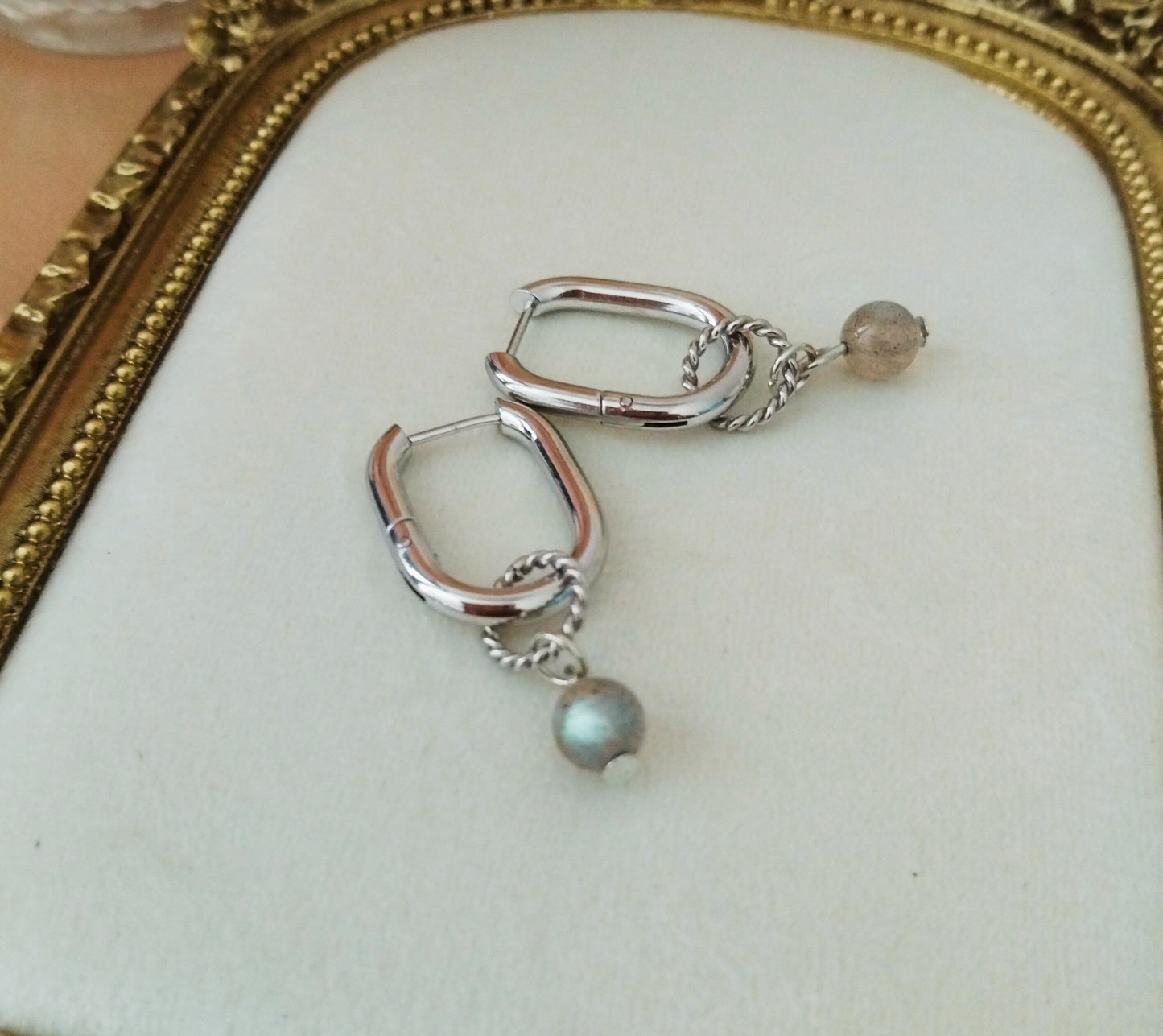 Boucles d'oreilles "Lueur d'Ombre" – Labradorite & Créole Ovale Rhodiée