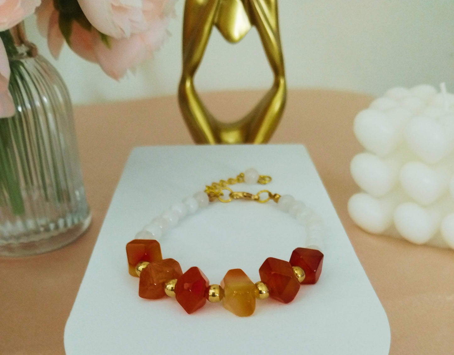 Bracelet "Éclat d'Aurore" en Pierre de Lune & cornaline, Perles Dorées et Rallonge