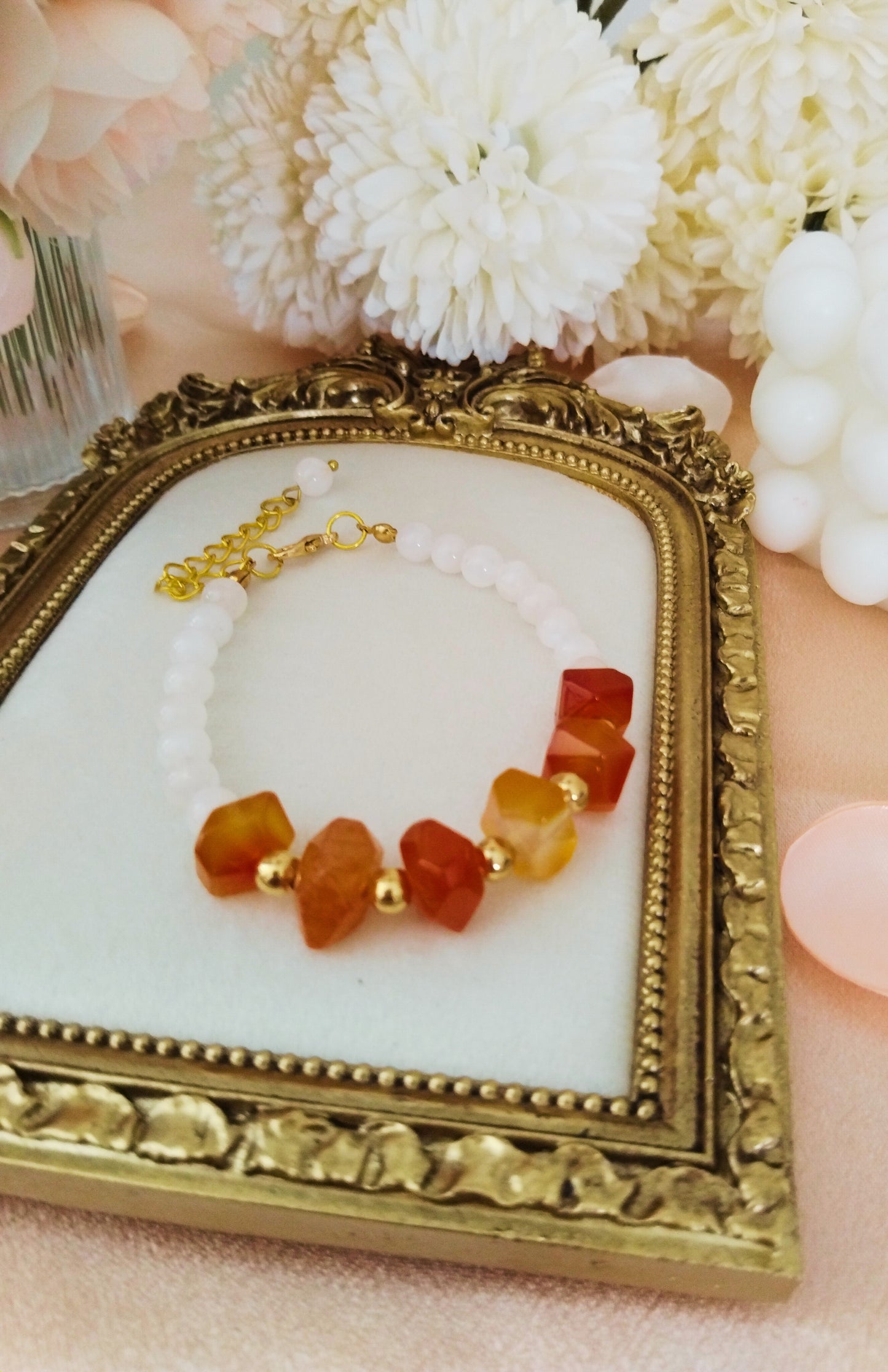 Bracelet "Éclat d'Aurore" en Pierre de Lune & cornaline, Perles Dorées et Rallonge