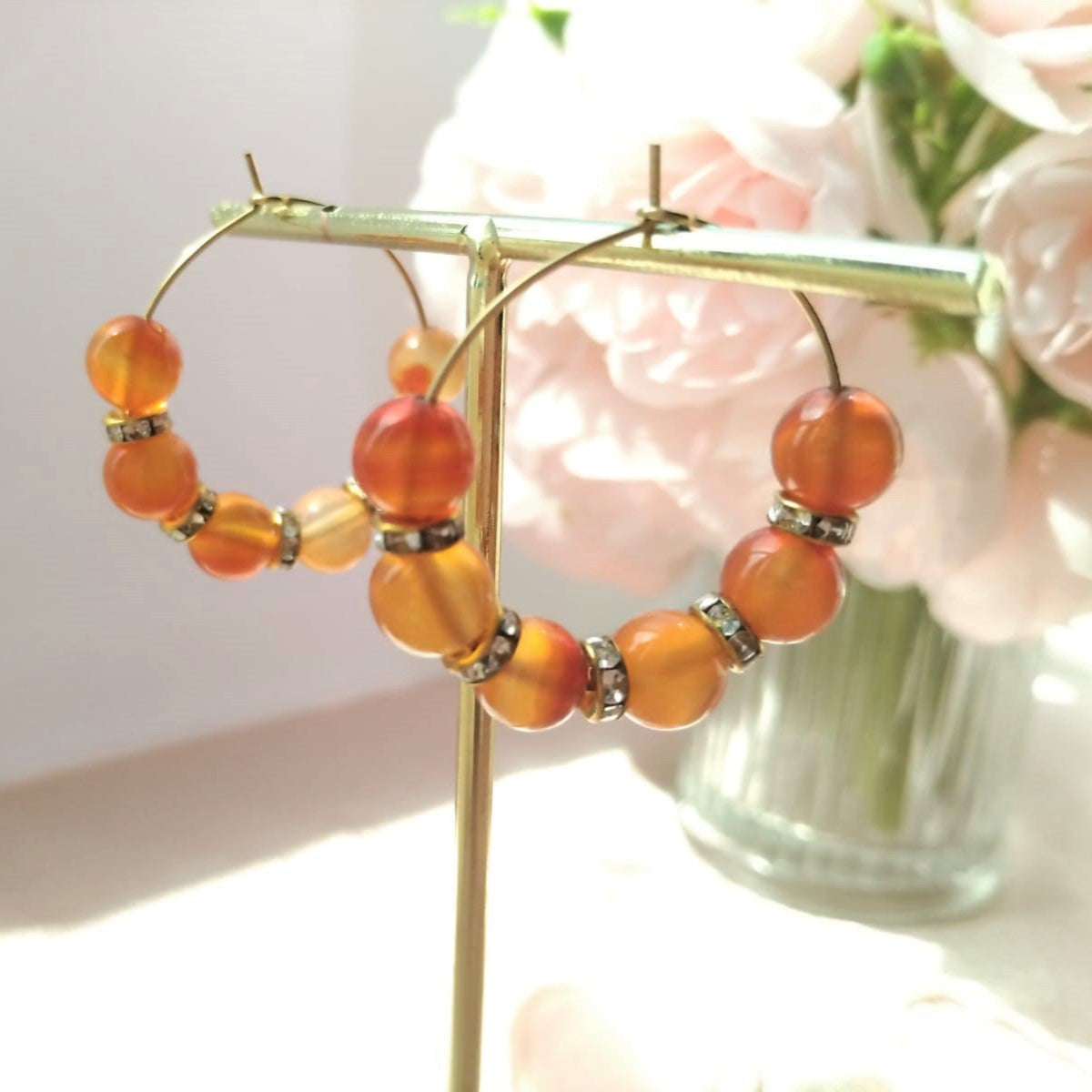 boucles d'oreilles créoles 8mm ornées de cornaline et intercalaire strass