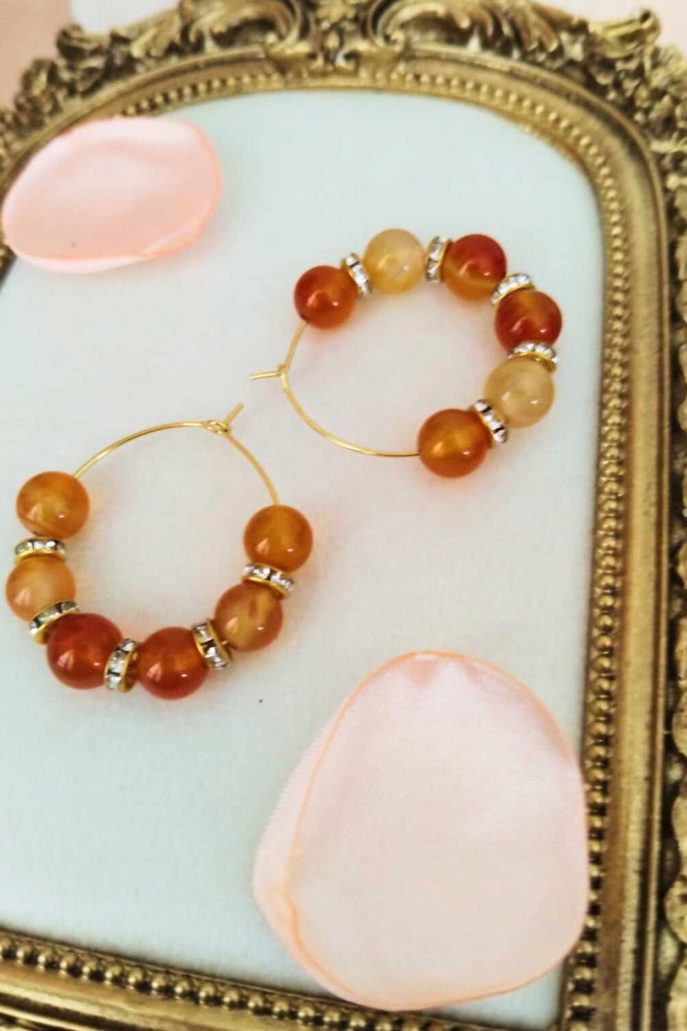 boucles d'oreilles créoles 8mm ornées de cornaline et intercalaire strass