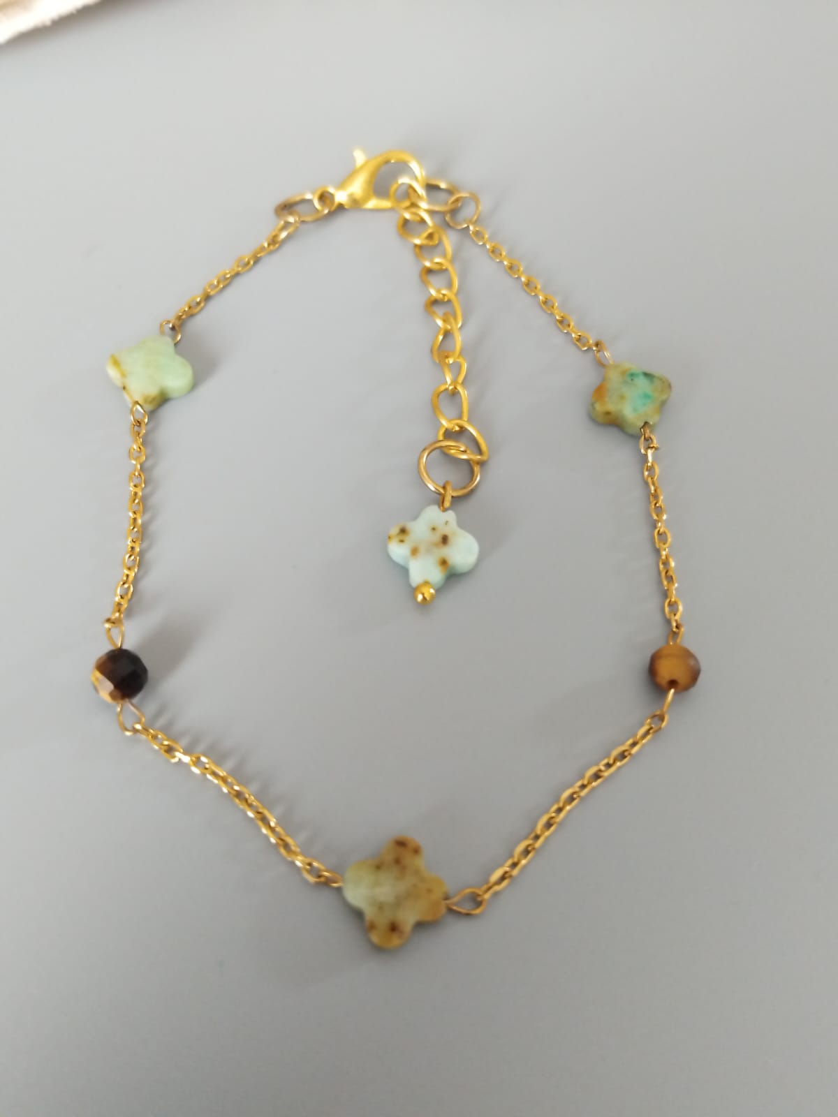 photo bracelet femme chrysoprase forme trefle et oeil de tigre facettée 4mm sur chaine