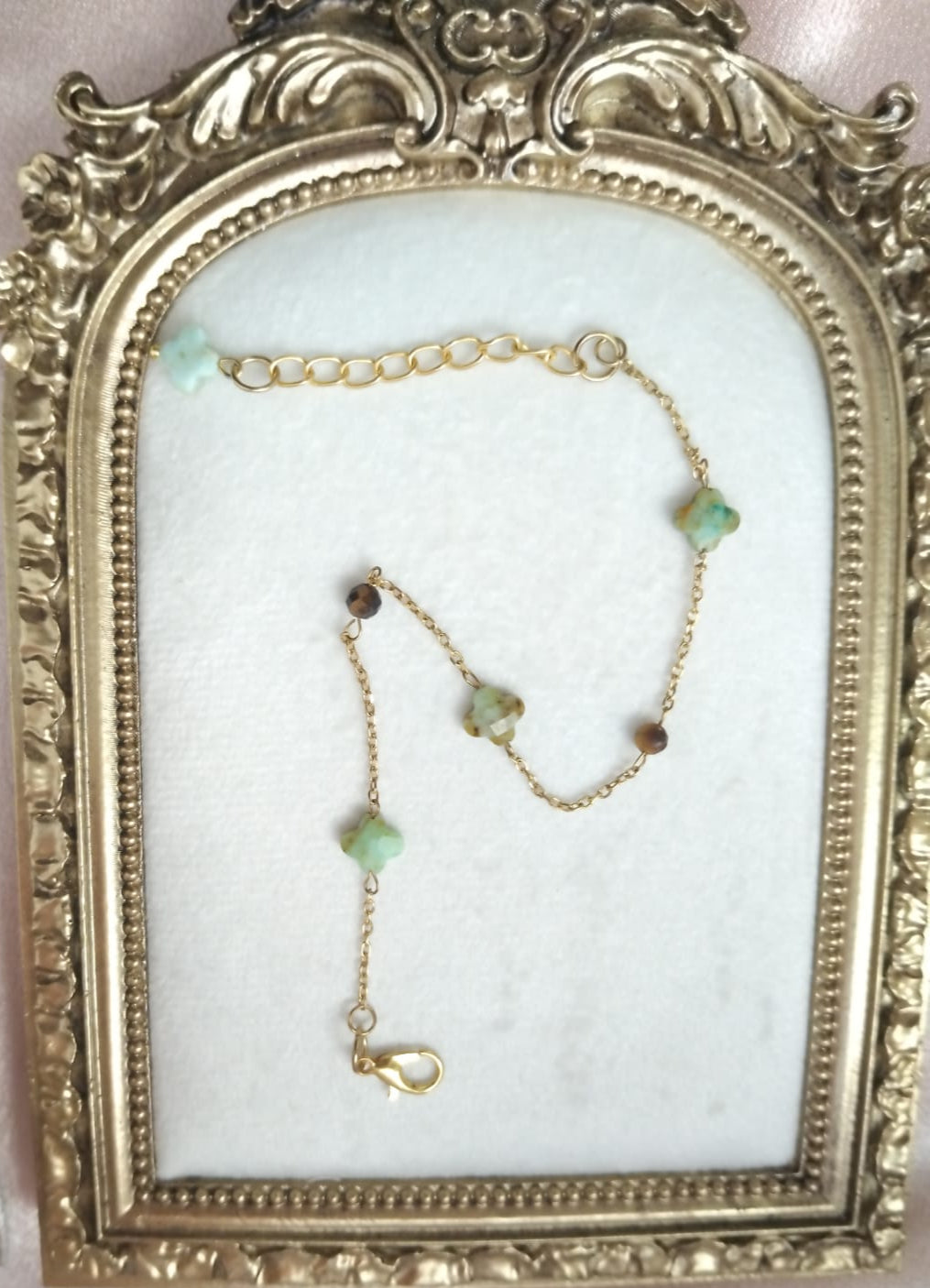 photo bracelet femme chrysoprase forme trefle et oeil de tigre facettée 4mm sur chaine