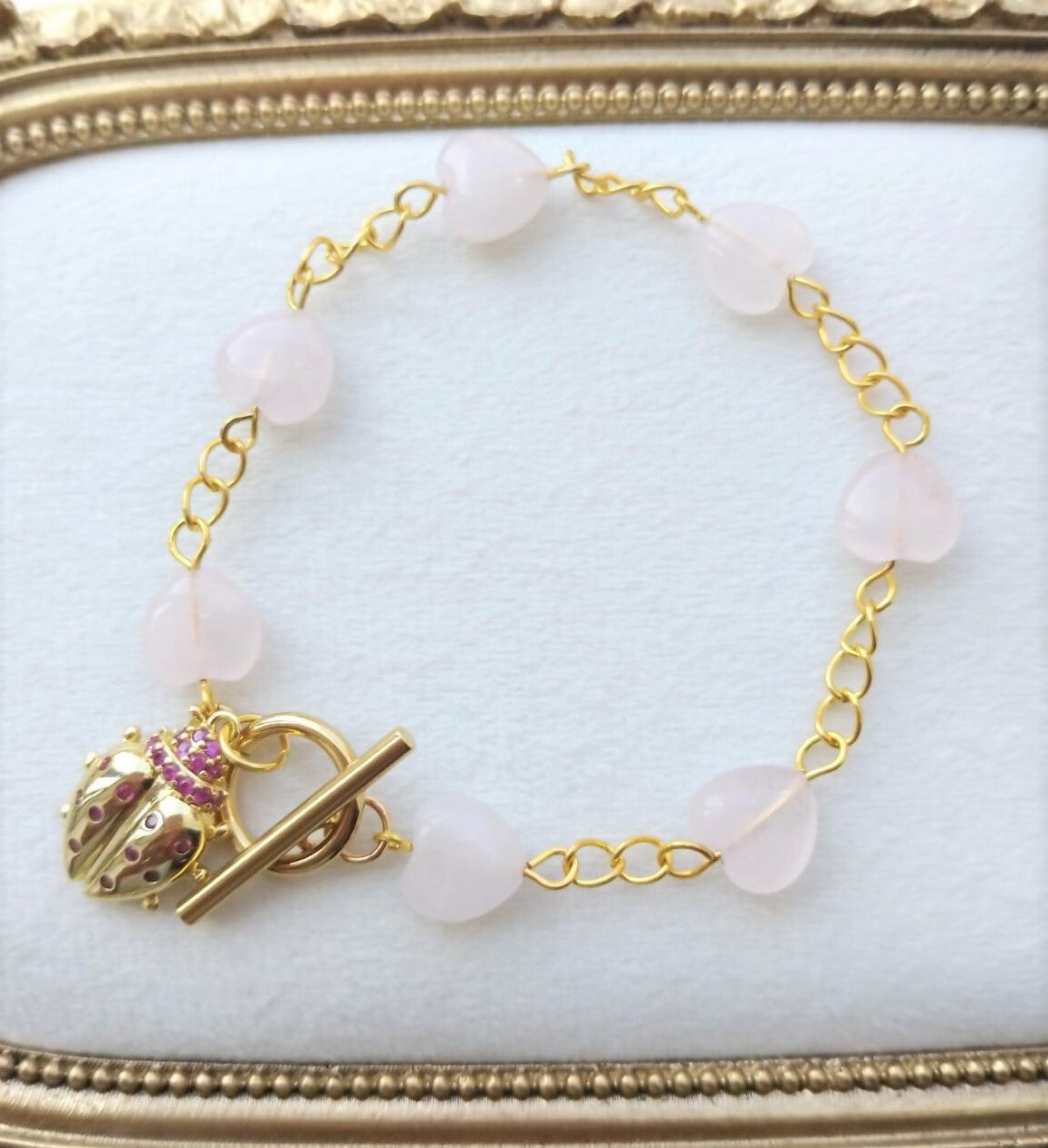 bracelet chaine acier inoxydadble quartz rose forme coeur 10mm avec charm coccinelle et fermoir T