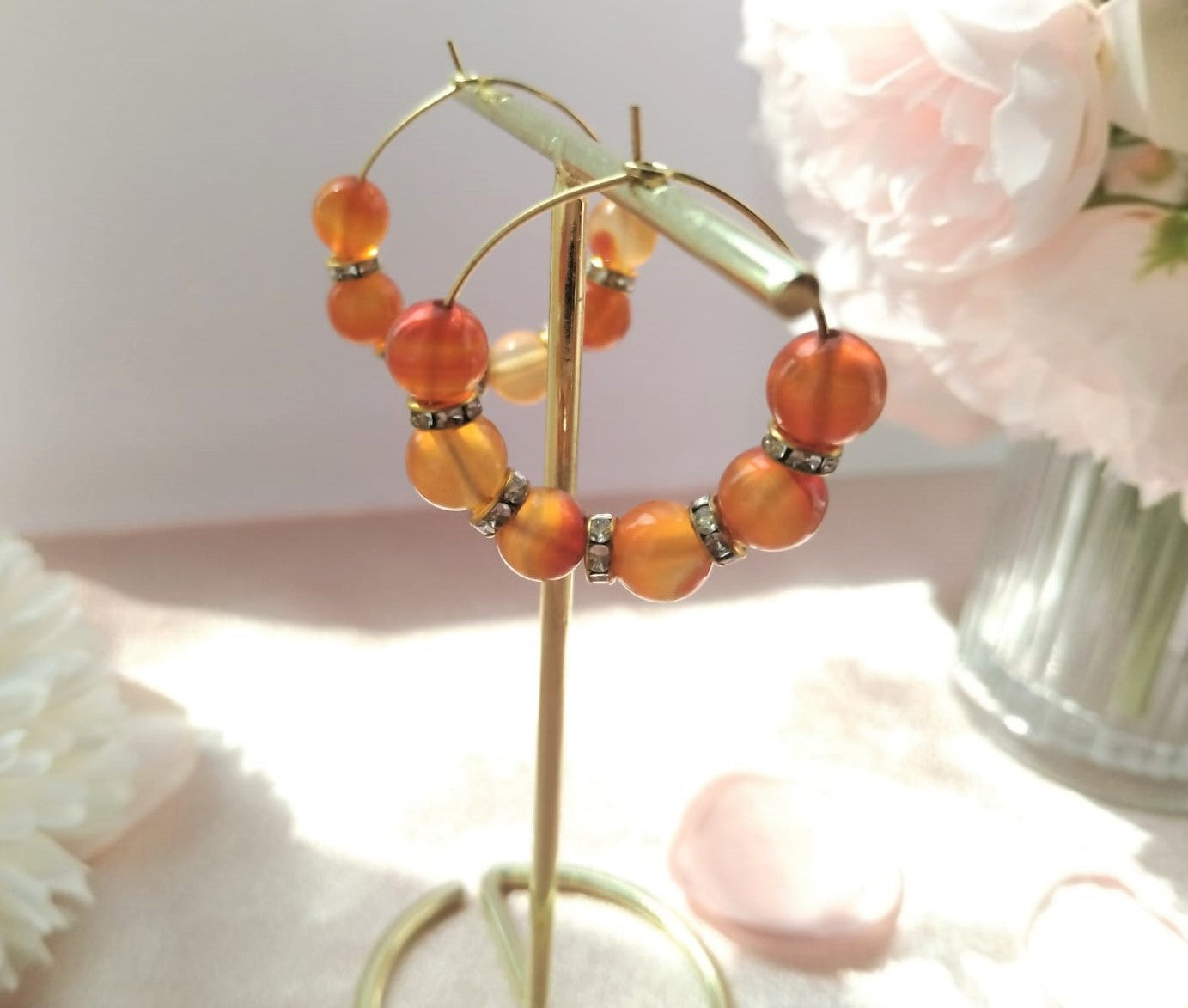 boucles d'oreilles créoles 8mm ornées de cornaline et intercalaire strass