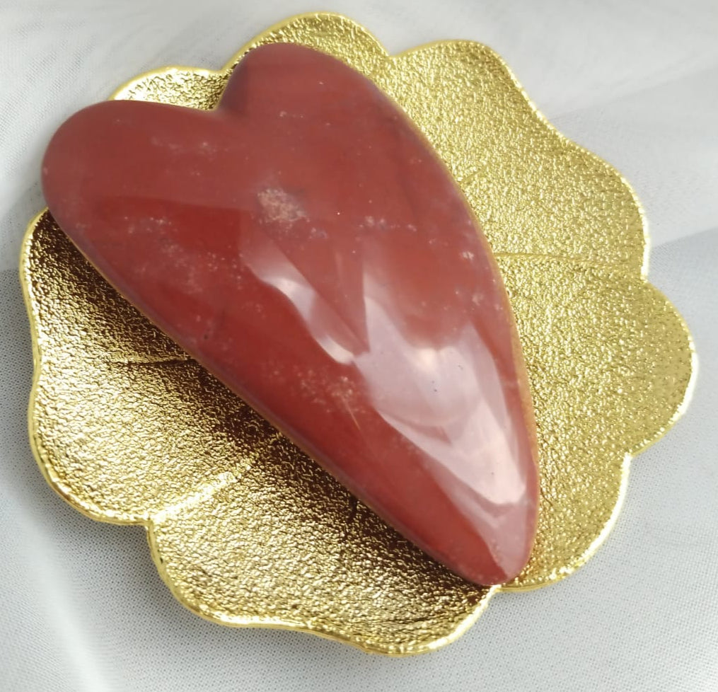 photo gua sha jaspe rouge de madagascar, massage facial - bien-être