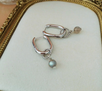 Boucles d'oreilles "Lueur d'Ombre" – Labradorite & Créole Ovale Rhodiée