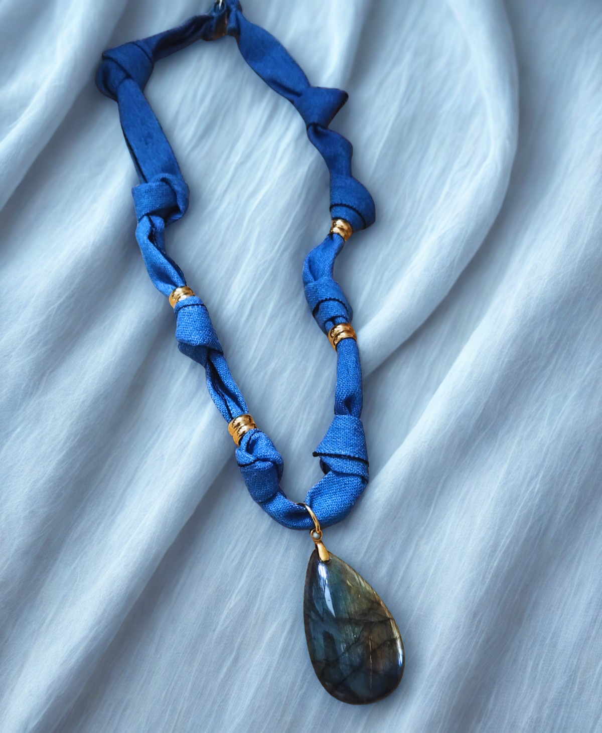 Collier Éclya – Labradorite naturelle & tissu jean noué • Bijou fait main en France - Vatou Soa