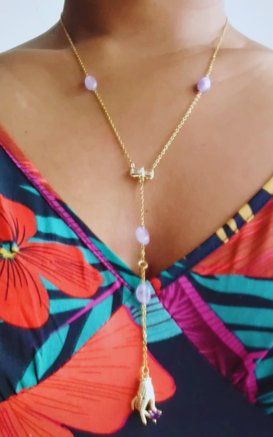 Collier-cravate améthyste – Main dorée et nœud strassé - Vatou Soa
