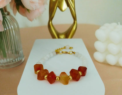 Bracelet "Éclat d'Aurore" en Pierre de Lune & cornaline, Perles Dorées et Rallonge