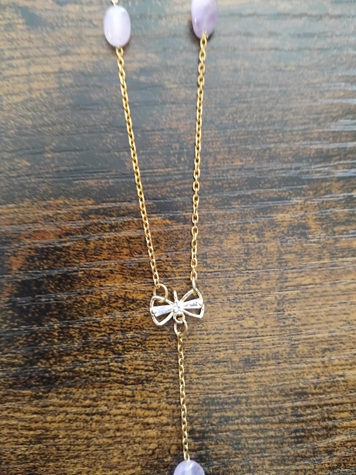 Collier-cravate améthyste – Main dorée et nœud strassé - Vatou Soa