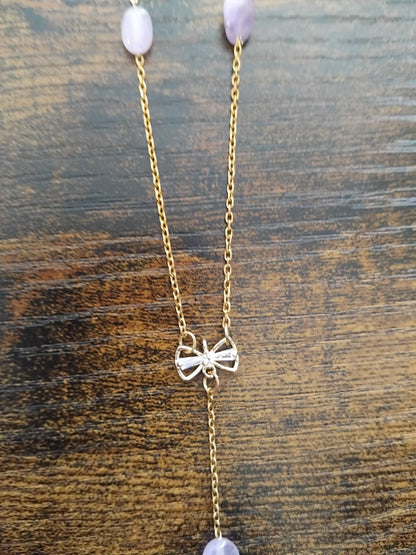 Collier-cravate améthyste – Main dorée et nœud strassé - Vatou Soa