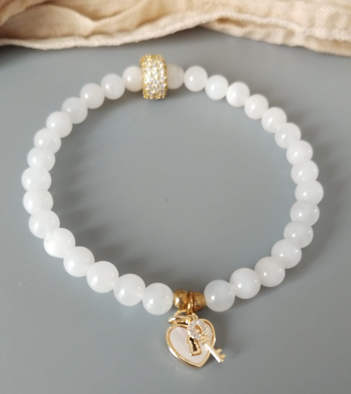 photo bracelet pierre de lune 6mm et charm clé cadenas coeur
