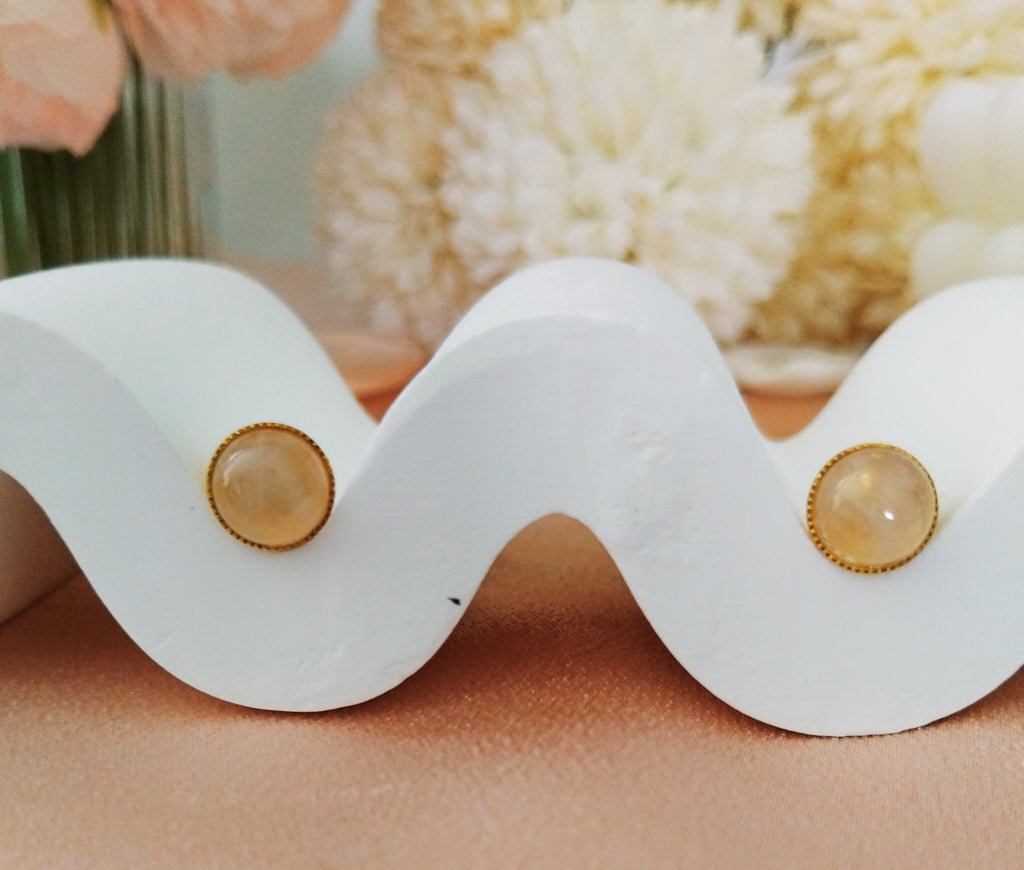 Boucles Éclat Tendre – Quartz rose cabochon 8 mm - Vatou Soa