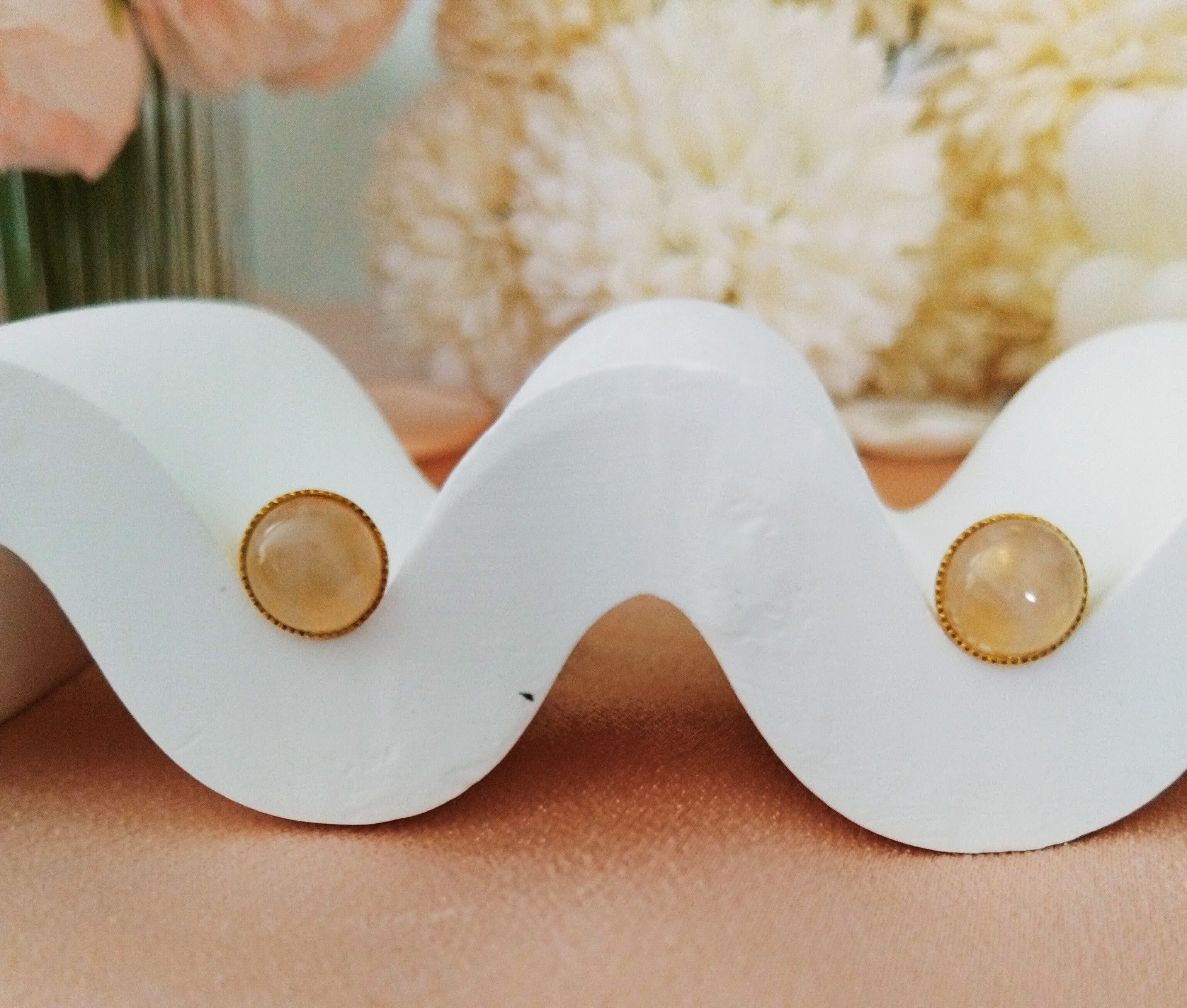 Boucles Éclat Tendre – Quartz rose cabochon 8 mm - Vatou Soa