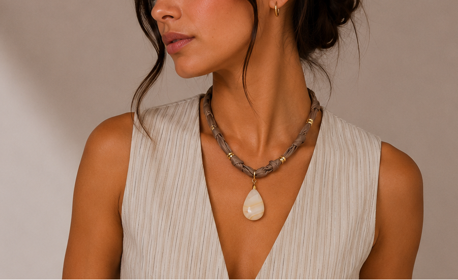 Eloha – Collier noué ocre & agate rayée naturelle | Bijou fait main - Vatou Soa