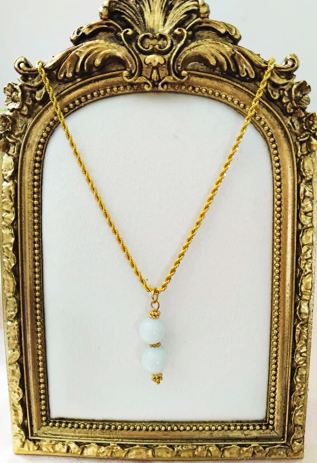 Collier doré en jade de Chine fait main – chaîne torsadée et perles naturelles 10 mm