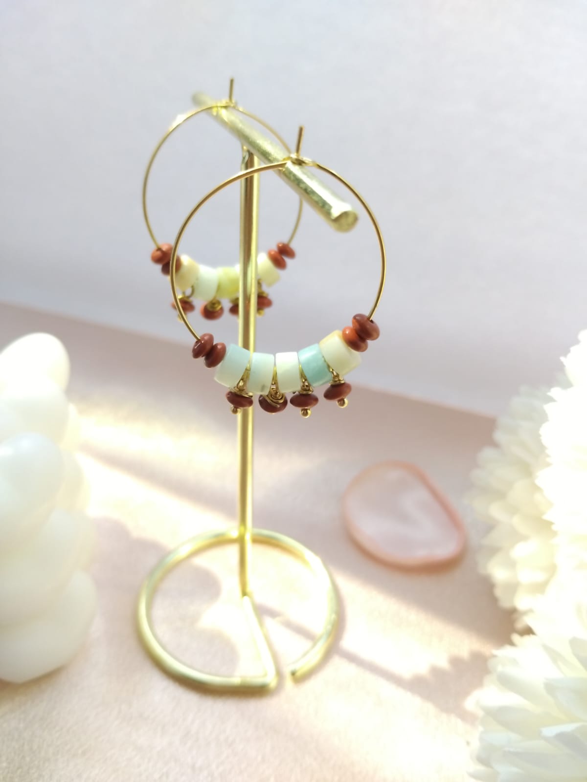 photo Créoles amazonite fleurie et jaspe rouge femme