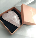 photo gua sha en quartz rose massage visage - bien-être