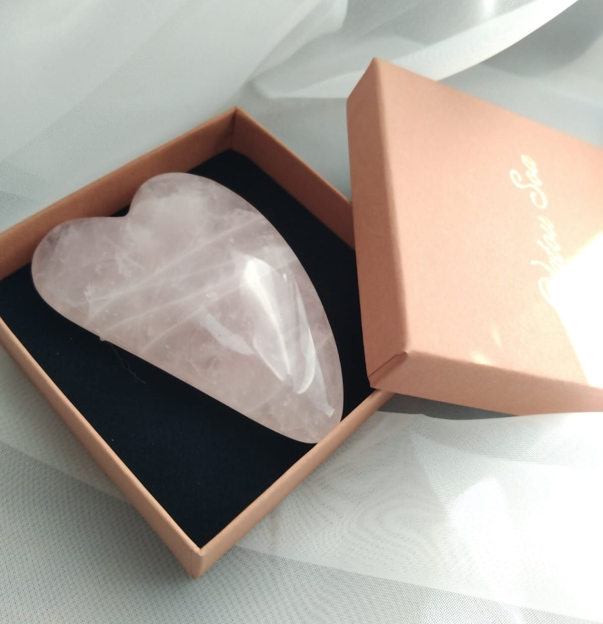 photo gua sha en quartz rose massage visage - bien-être