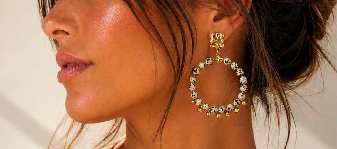 Milo – Boucles d’oreilles jaspe dalmatien dorées – Créoles perlées plaqué or 14 carats - Vatou Soa