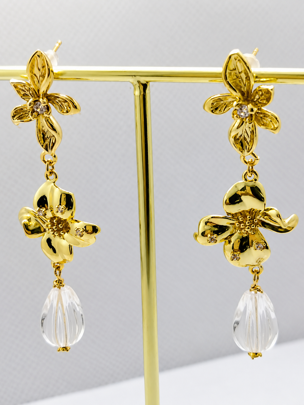 Boucles d’oreilles Flora – Boucles femme fleur cristal de roche doré or 14 carats - Vatou Soa
