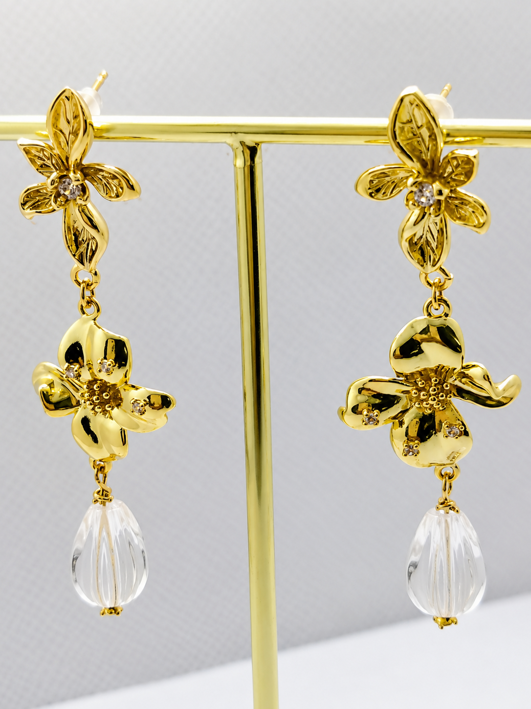Boucles d’oreilles Flora – Boucles femme fleur cristal de roche doré or 14 carats - Vatou Soa