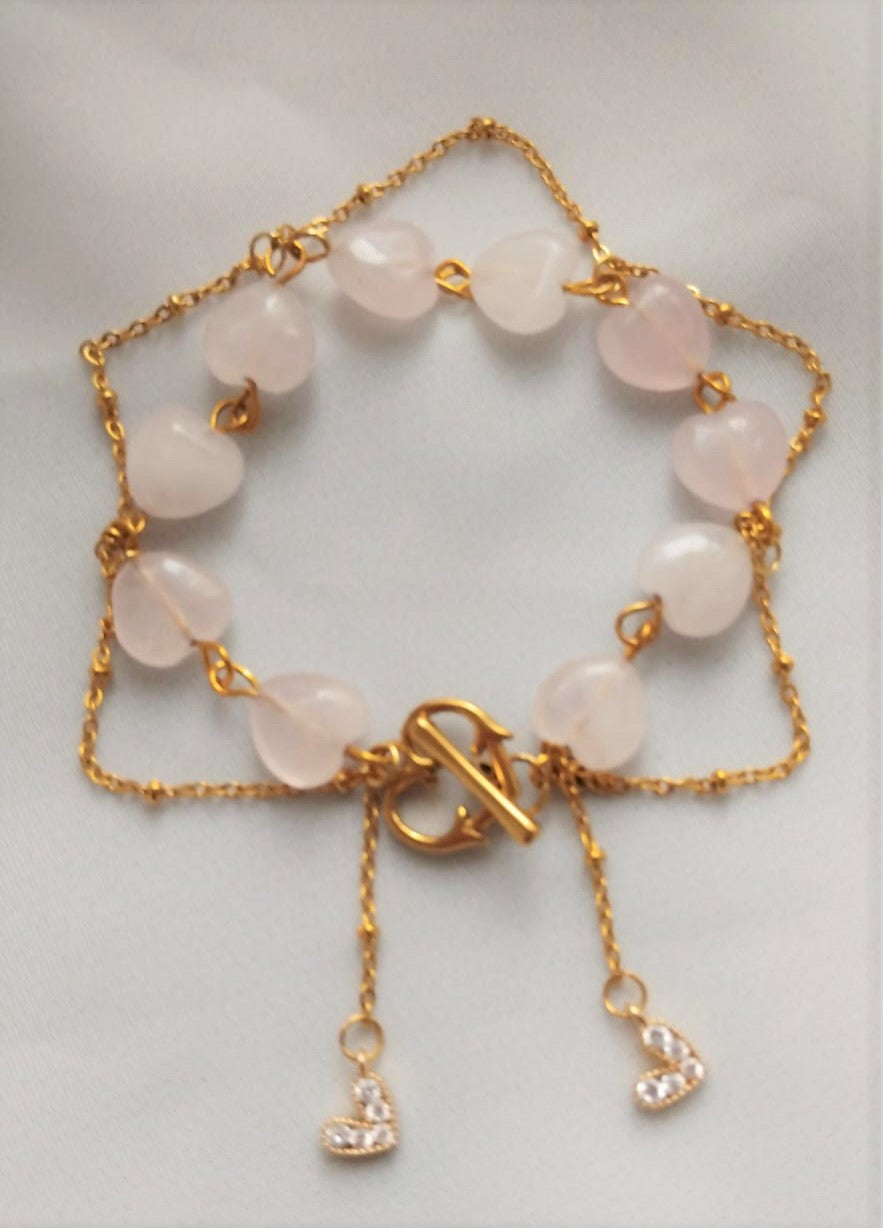 Bracelet Fitia – Quartz rose cœur, chaîne dorée et pendentifs cœur strass - Vatou Soa