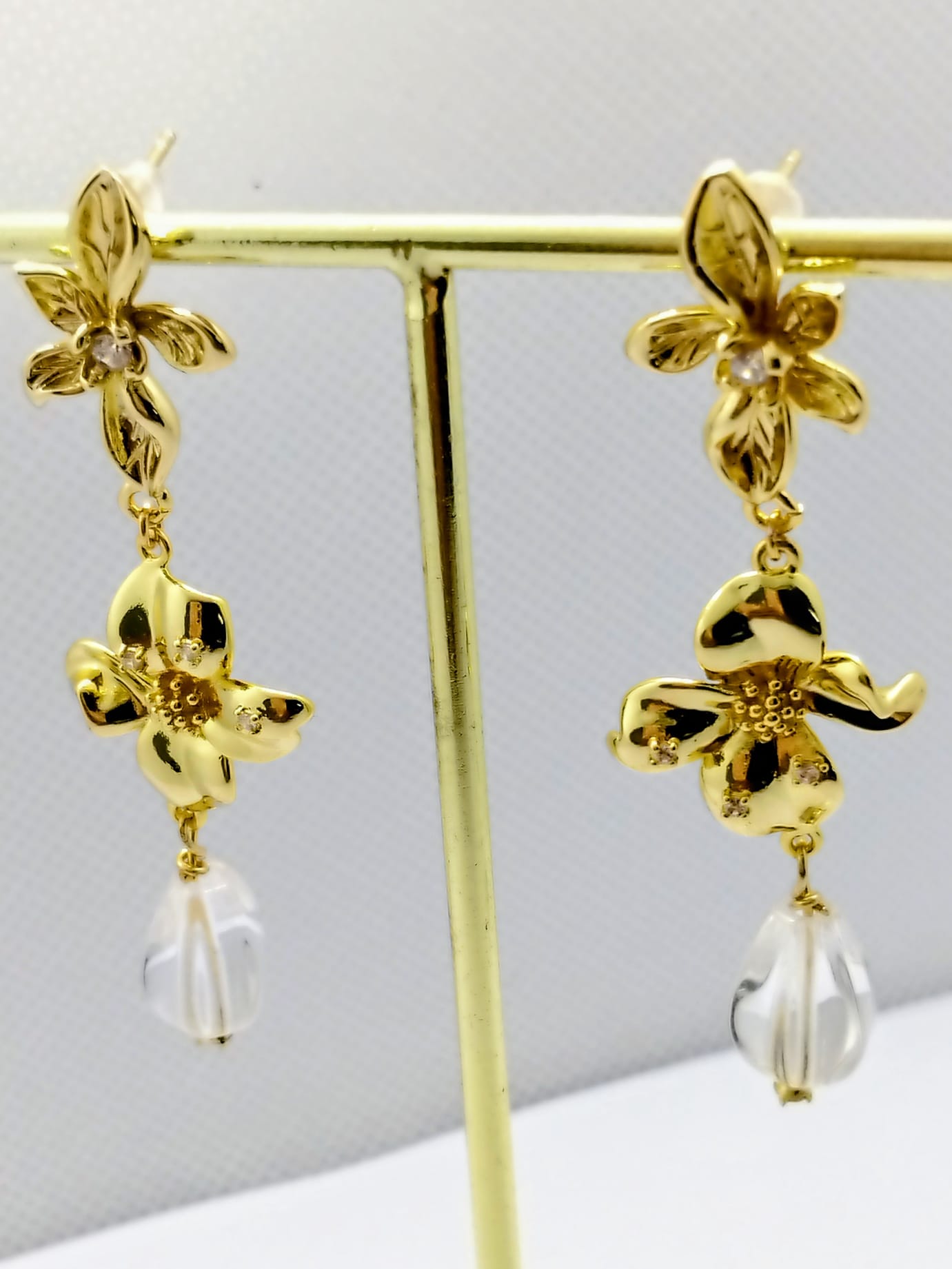 Boucles d’oreilles Flora – Boucles femme fleur cristal de roche doré or 14 carats