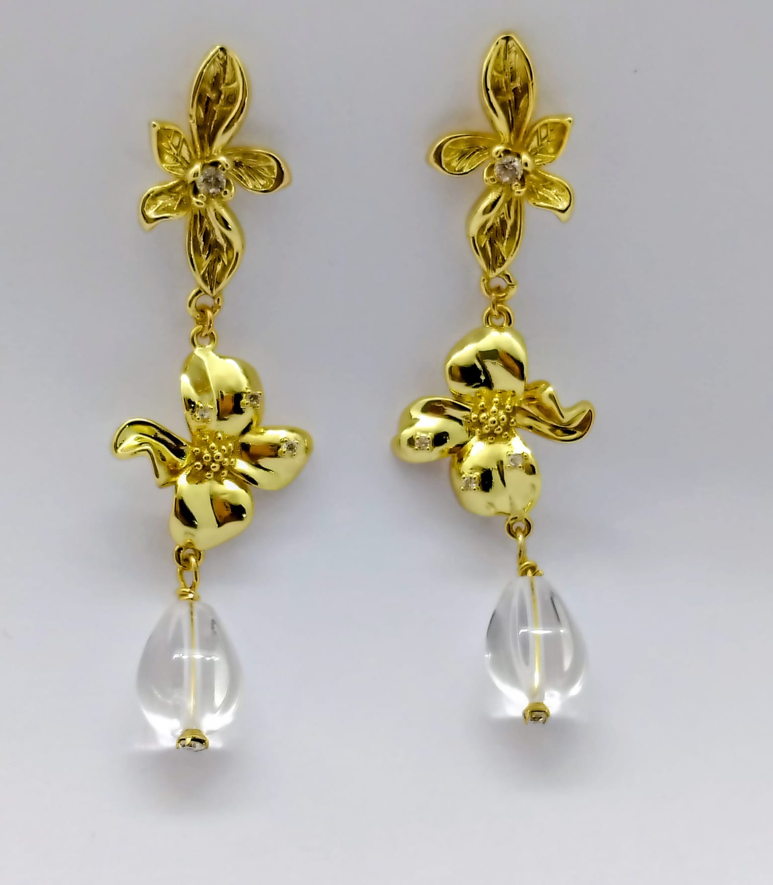 Boucles d’oreilles Flora – Boucles femme fleur cristal de roche doré or 14 carats