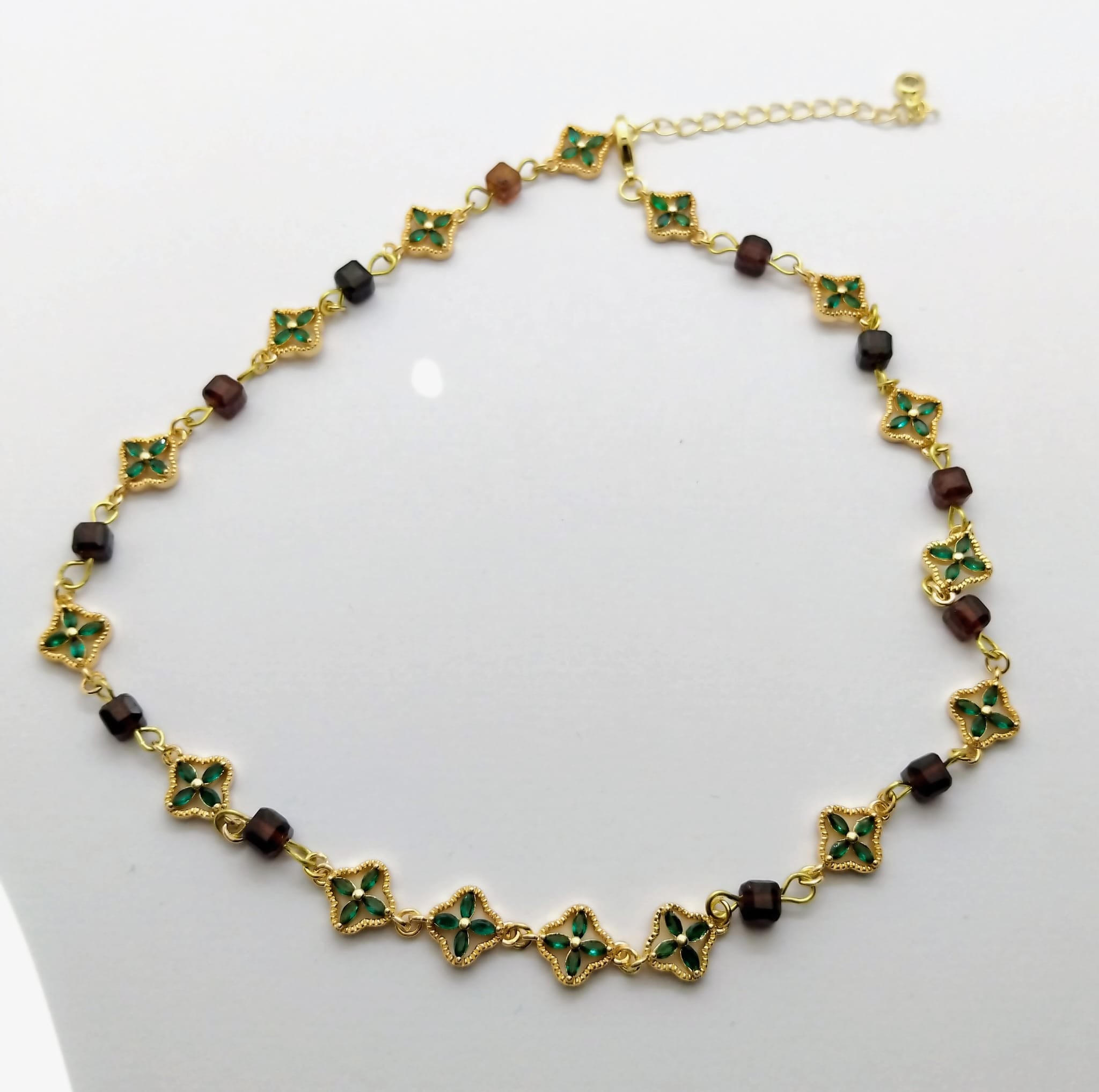 Collier Bloom – Ras de cou femme grenat hessonite et fleurs vertes dorées