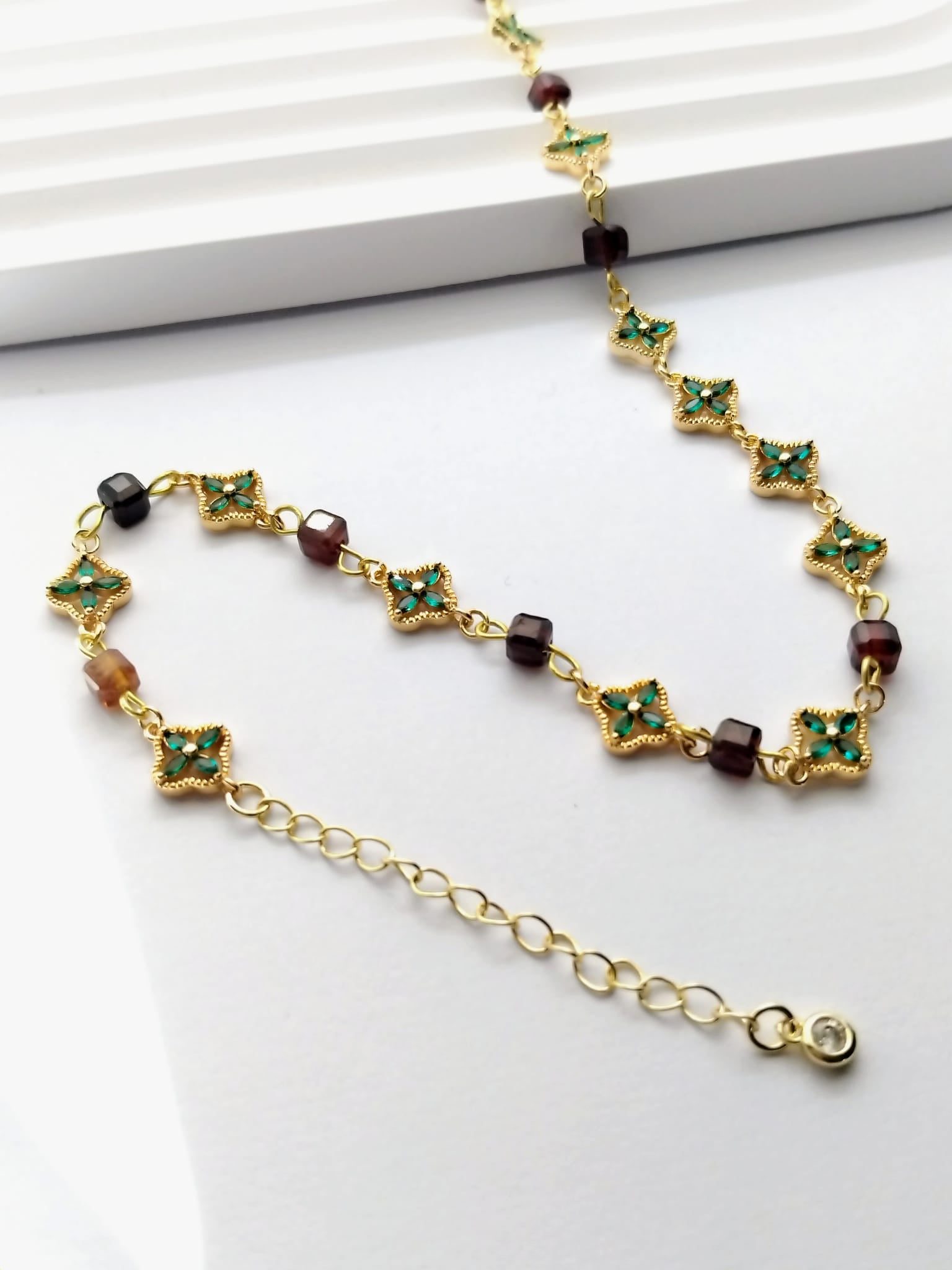 Collier Bloom – Ras de cou femme grenat hessonite et fleurs vertes dorées