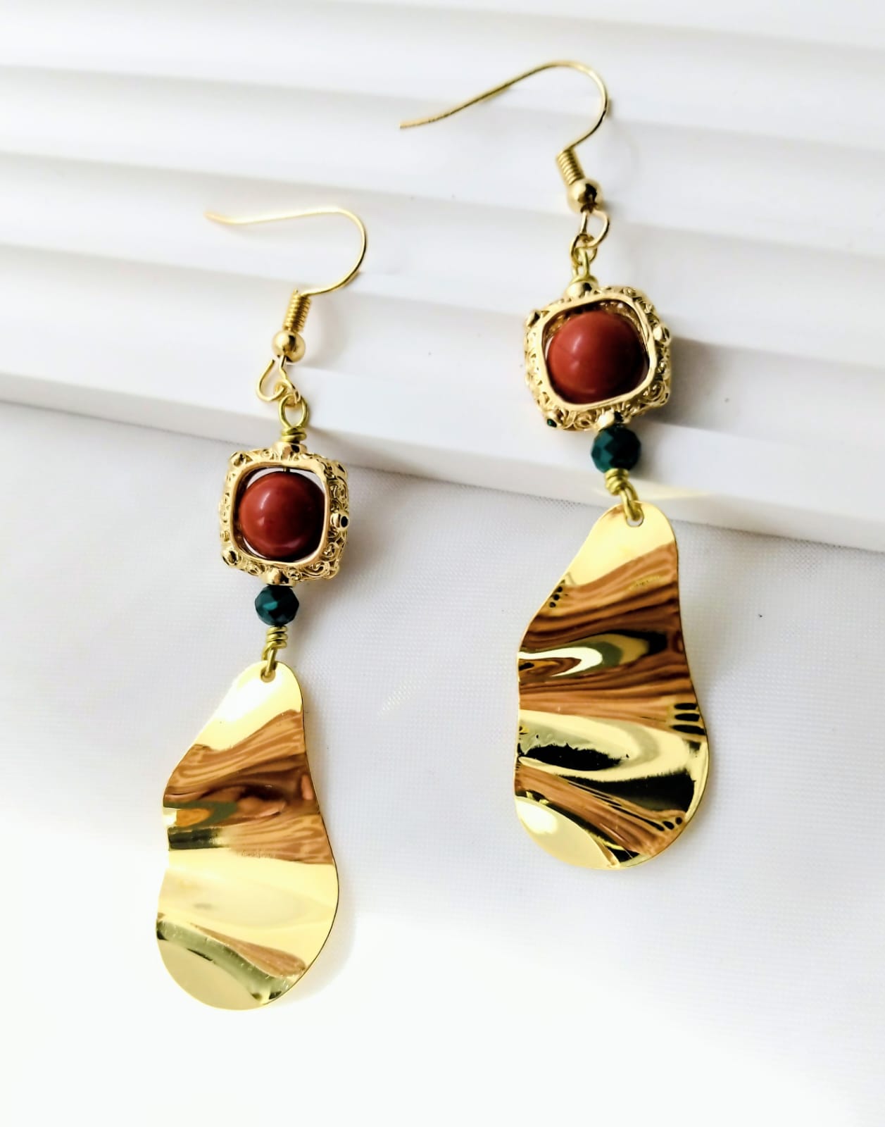 Boucles d’oreilles Ondéa – Jaspe rouge, malachite – dorées