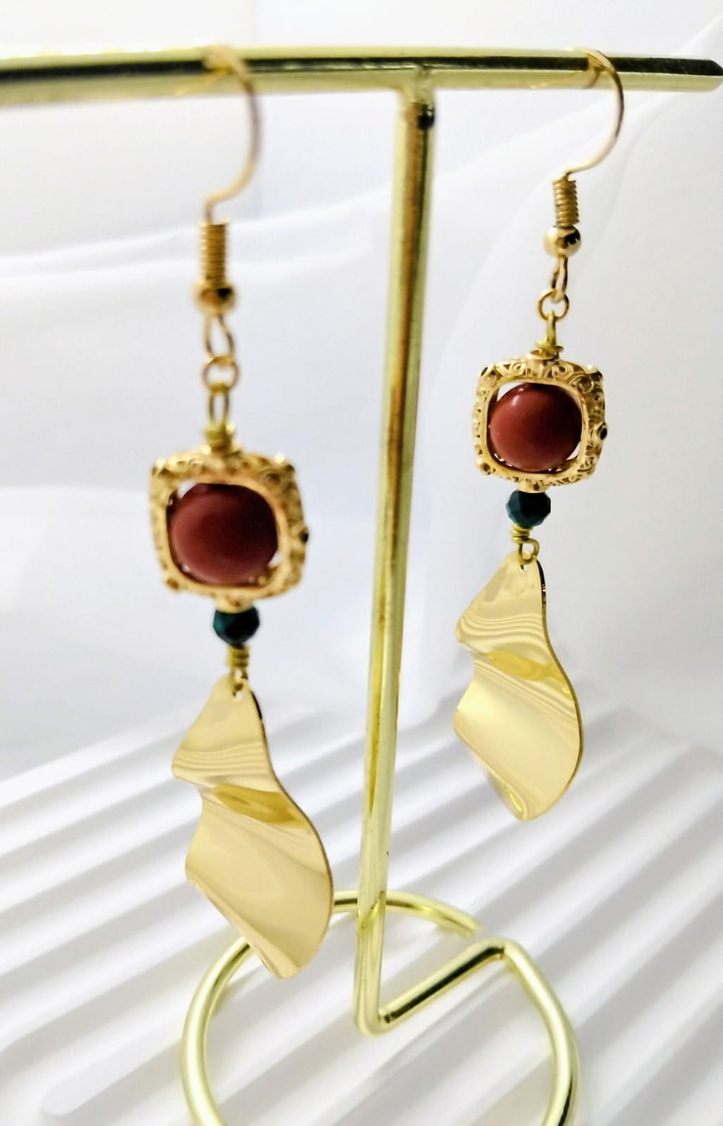Boucles d’oreilles Ondéa – Jaspe rouge, malachite – dorées