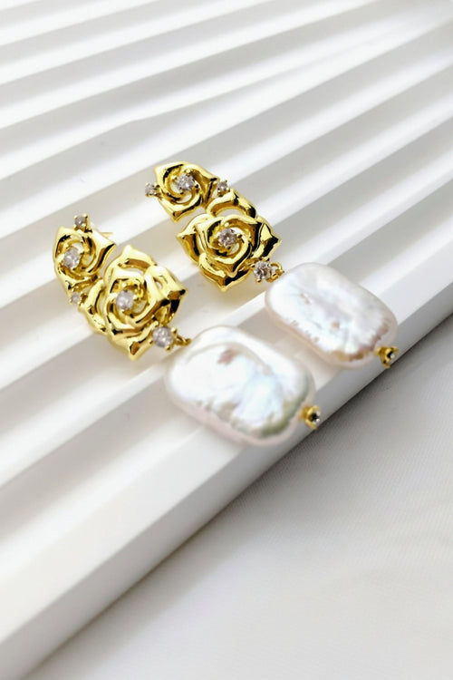 Athéna – Boucles d’oreilles perles d’eau douce baroques dorées – Fleur nouée plaqué or 14 carats - Vatou Soa