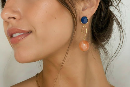 Azur – Boucles d’oreilles cornaline et bleu marine dorées – Plaqué or 14 carats - Vatou Soa