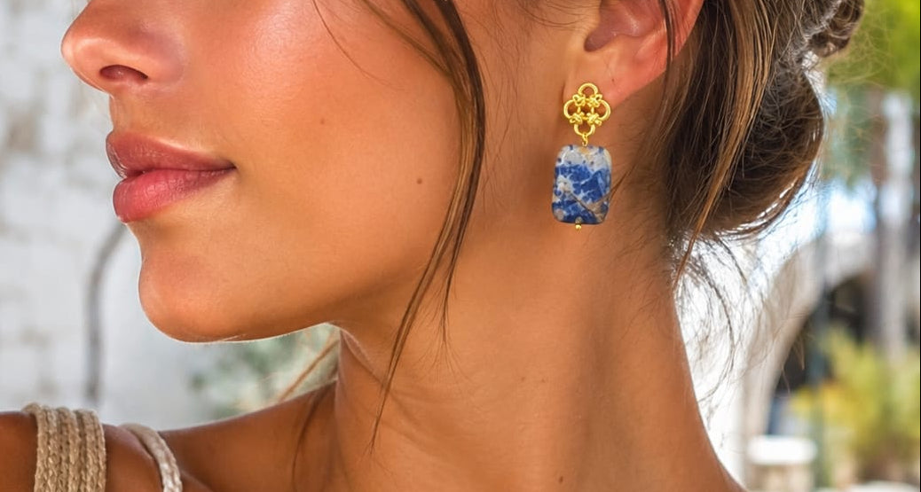 Liv – Boucles d’oreilles florales dorées en pierres naturelles – Fleur nouée plaqué or 14 carats - Vatou Soa