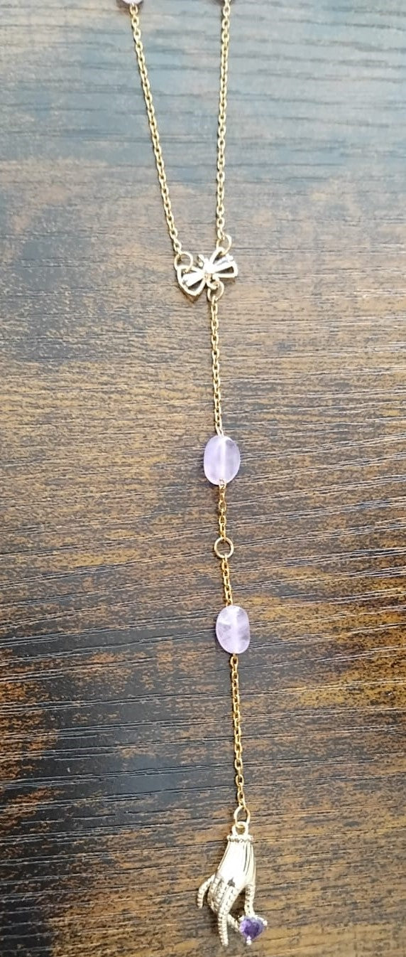 Collier-cravate améthyste – Main dorée et nœud strassé - Vatou Soa
