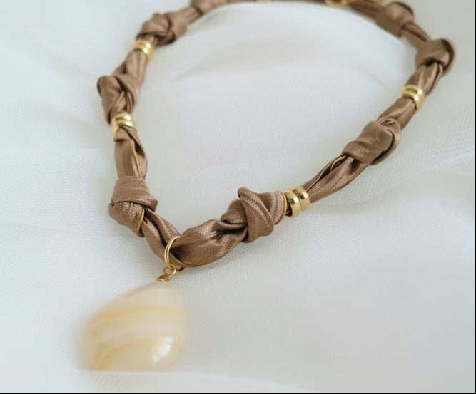 Eloha – Collier noué ocre & agate rayée naturelle | Bijou fait main - Vatou Soa
