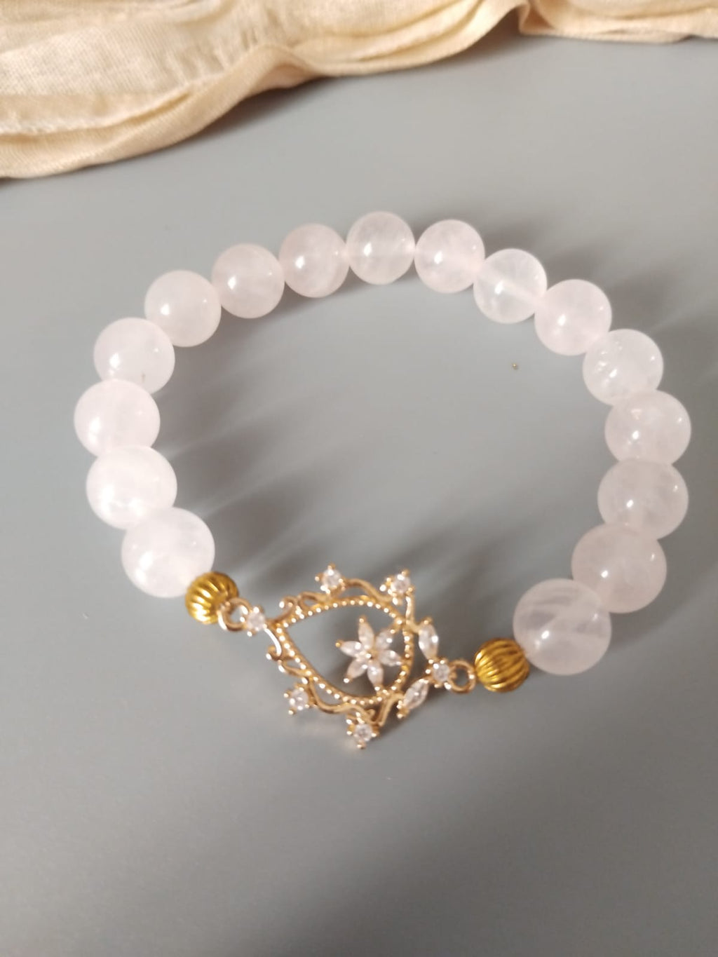 Bracelet quartz rose 10 mm et connecteur fleuri doré – Rosaline - Vatou Soa