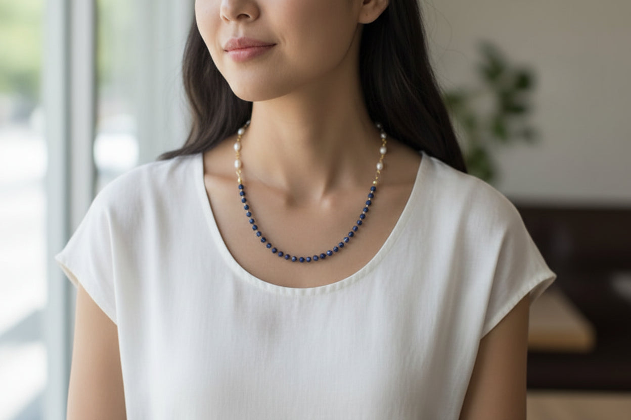 Collier Céleste – Lapis-lazuli facetté & perles d’eau douce – Bijou fait main élégant - Vatou Soa