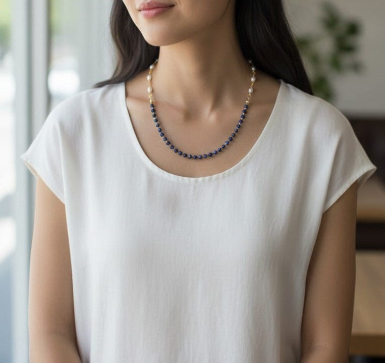Collier Céleste – Lapis-lazuli facetté & perles d’eau douce – Bijou fait main élégant