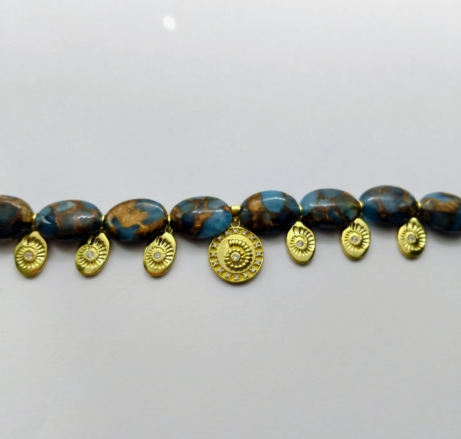 Collier Laguna – Collier femme quartz mosaïque bleu turquoise et coquillages dorés