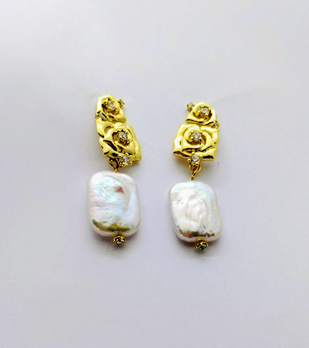 Athéna – Boucles d’oreilles perles d’eau douce baroques dorées – Fleur nouée plaqué or 14 carats - Vatou Soa