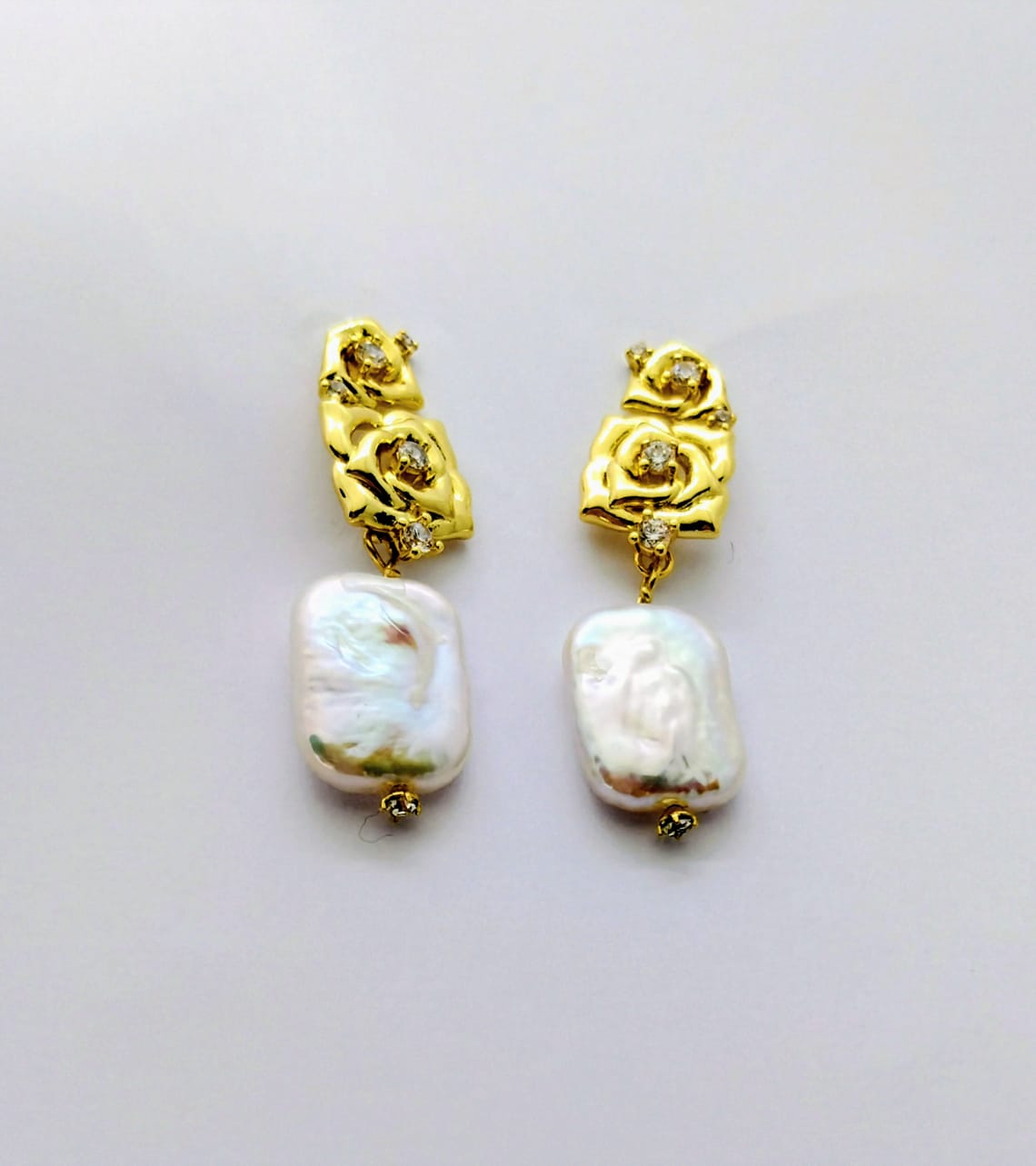 Athéna – Boucles d’oreilles perles d’eau douce baroques dorées – Fleur nouée plaqué or 14 carats - Vatou Soa