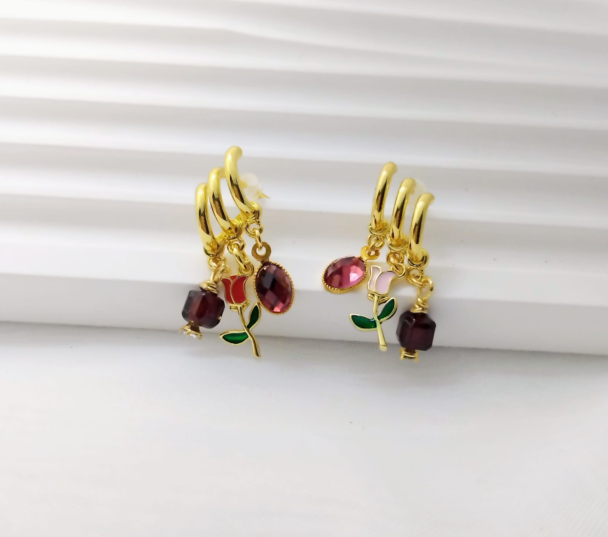 Rosalie – Boucles d’oreilles pendantes grenat hessonite et fleur rose – Plaqué or 14 carats - Vatou Soa