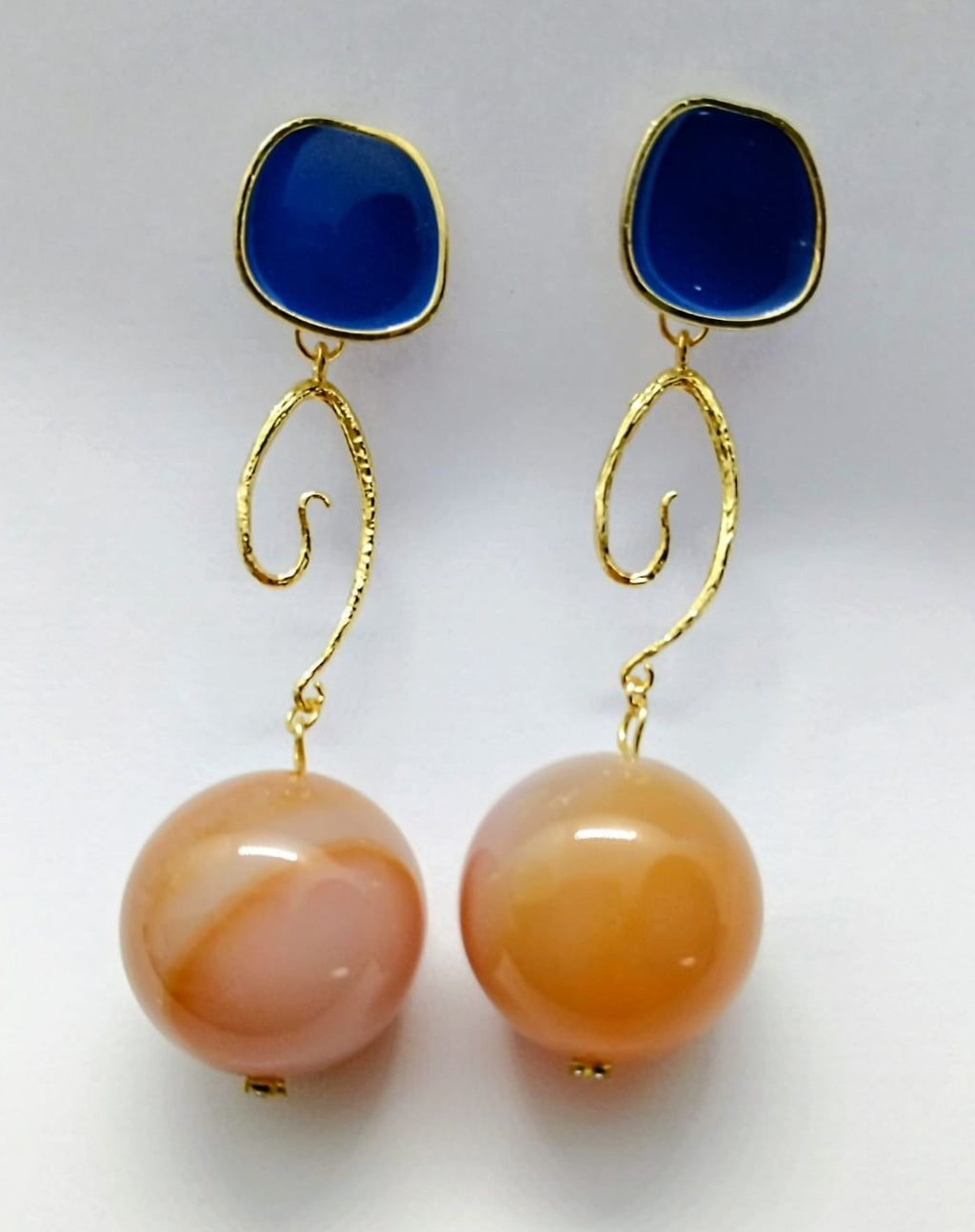 Azur – Boucles d’oreilles cornaline et bleu marine dorées – Plaqué or 14 carats - Vatou Soa