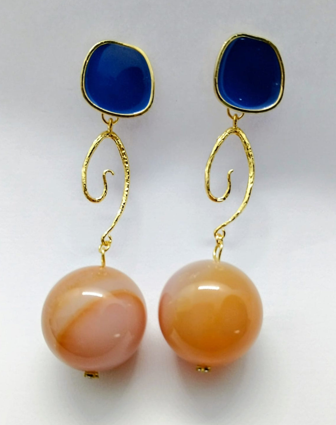 Azur – Boucles d’oreilles cornaline et bleu marine dorées – Plaqué or 14 carats - Vatou Soa