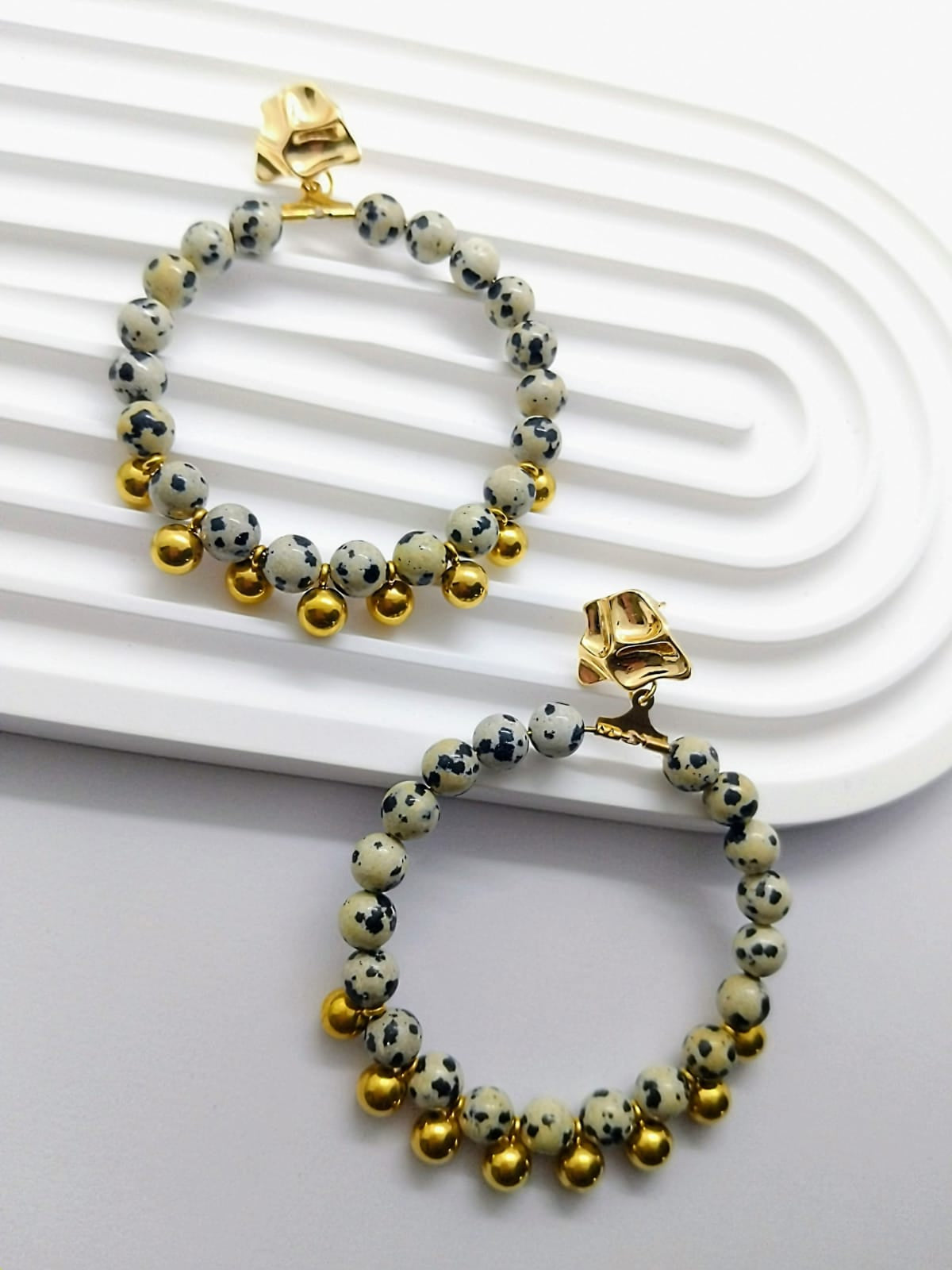 Milo – Boucles d’oreilles jaspe dalmatien dorées – Créoles perlées plaqué or 14 carats - Vatou Soa