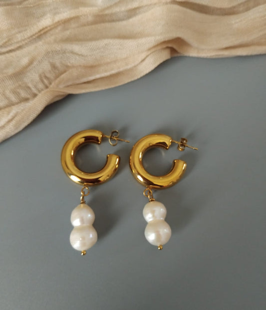 Boucles Perléa – perles de culture suspendues sur créoles dorées